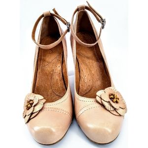NEW! Anthropolgie Naya Leather Flower Heels